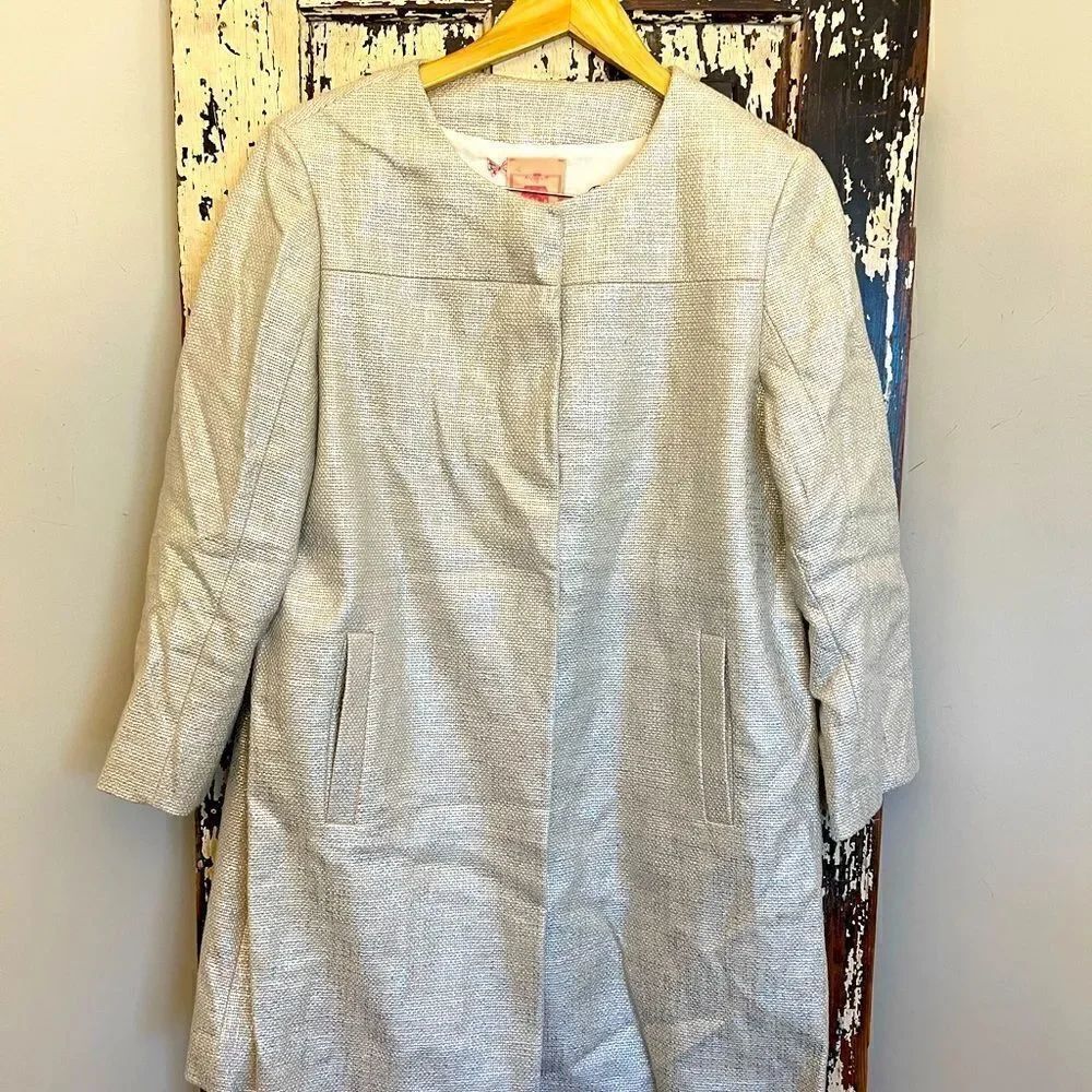 Women’s chic Vilagallo size 44 white metallic dress coat. Made in Spain.